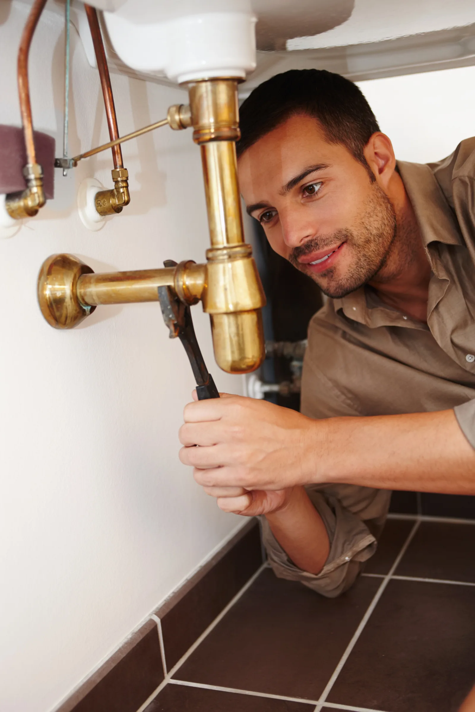 Handyman repareert leidingwerk in een badkamer