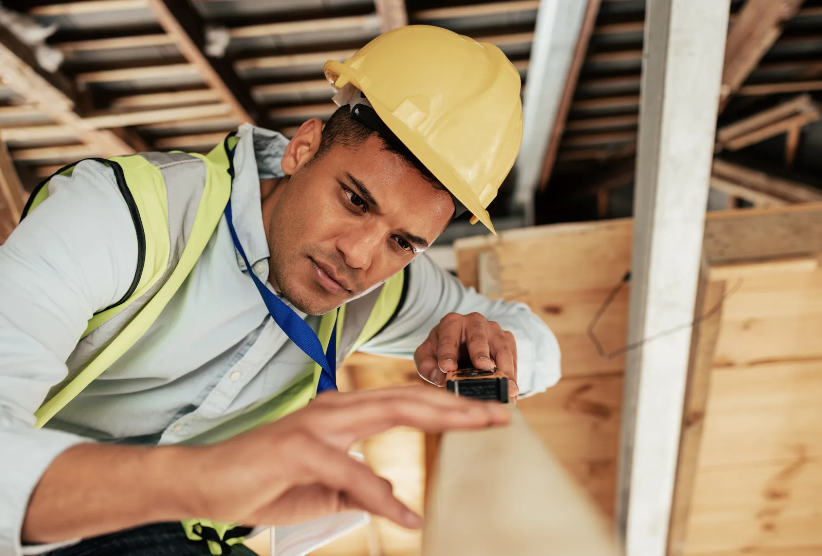 Timmerman met gereedschap aan een renovatieproject